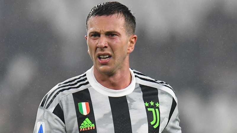 Полузащитникът на може да напусне клуба това лято пишат италианските