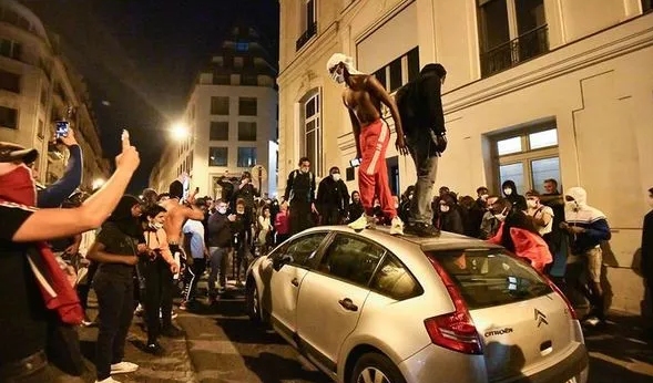 Над 83 души бяха задържани от полицията в Париж след