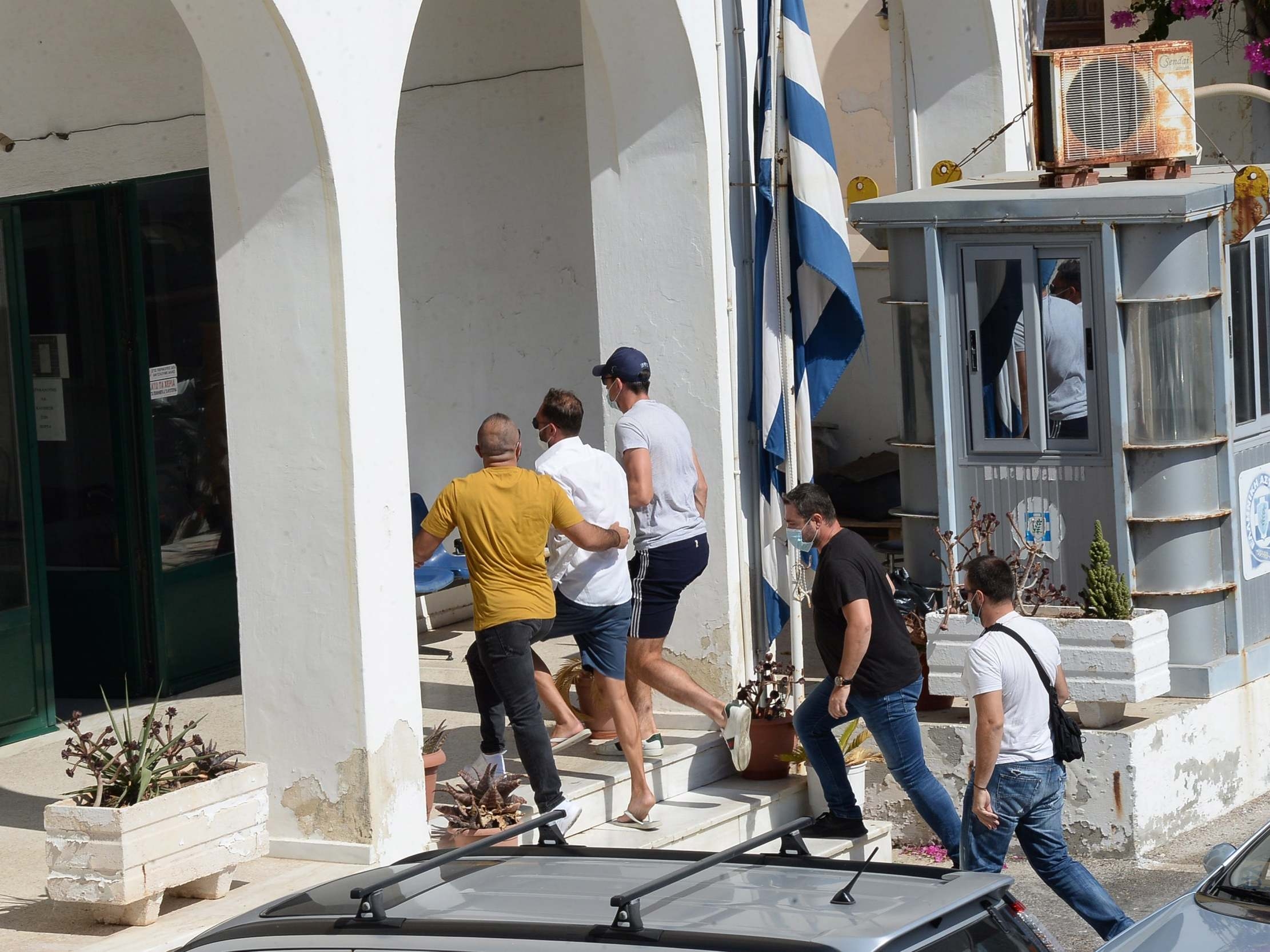 Все повече подробности за инцидента с Хари Магуайър в Гърция