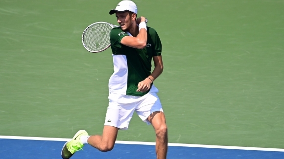 Защитаващият титлата си Даниил Медведев Русия се класира за четвъртфиналите