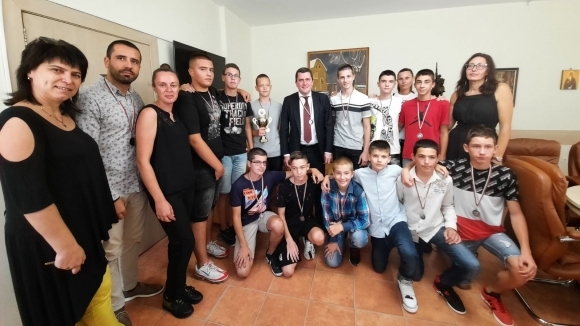 Кметът на община Перник Станислав Владимиров поздрави вицешампионите от Държавното