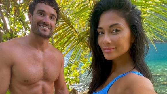 Никол Шерцингер изглежда по щастлива отвсякога и не се отделя от