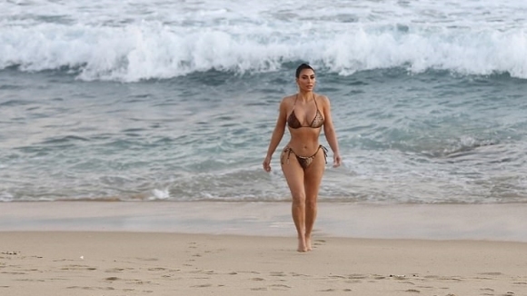 Ким Кардашиян събра погледите на плажа по време на почивката