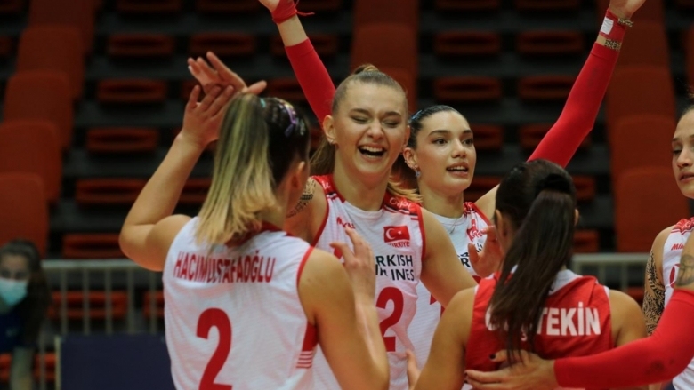 Националният отбор на Турция за девойки под 19 години триумфира
