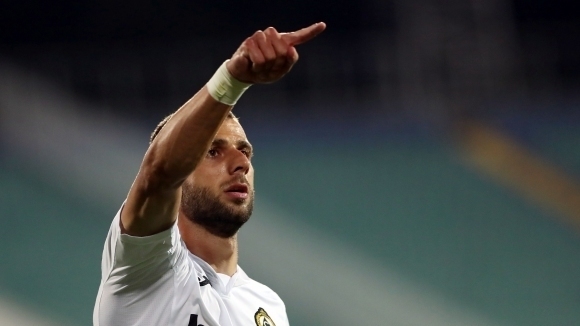 Нападателят на бе опериран днес Футболистът на белите получи контузия