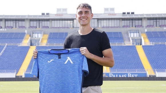 подписа договор за 1 година с бранителя Алекс Петков Защитникът