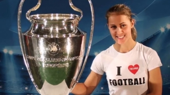 Националката на България по футбол Симона Петкова продължава да пише