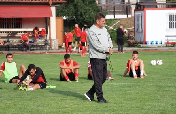 Наставникът на ФК Банско Венелин Товиров подаде оставка съобщава pirinsport