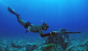 Шампиони по подводен спортен риболов почистват морското дъно край Черноморец