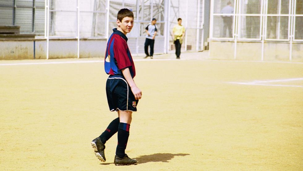 На 17 септември 2000 година едно 13 годишно момче пристига в