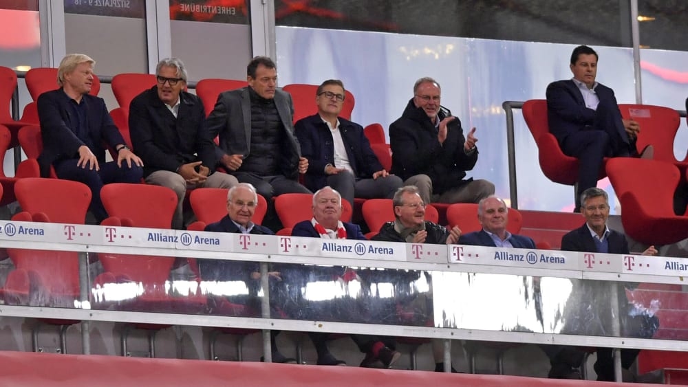 Докато футболистите на се забавляваха с в петък вечер приповдигнато