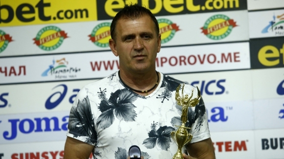 Наставникът на Локомотив Пловдив Бруно Акрапович се срещна с медиите