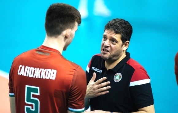 Двамата руски волейболисти 219 сантиметровият диагонал Максим Сапожков и 200 сантиметровият
