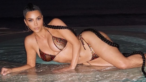 Ким Кардашиян позира за секси снимки за да понатрупа солидна