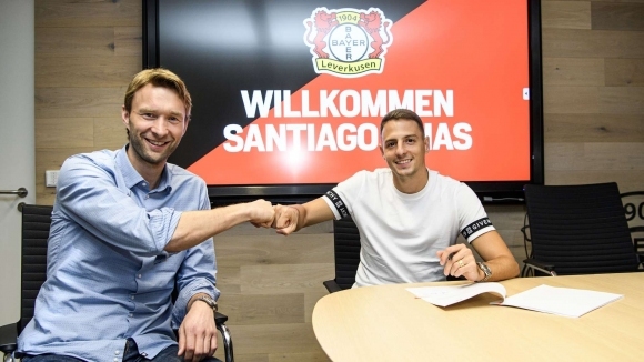 Десният краен бранител на ще продължи кариерата си в Байер