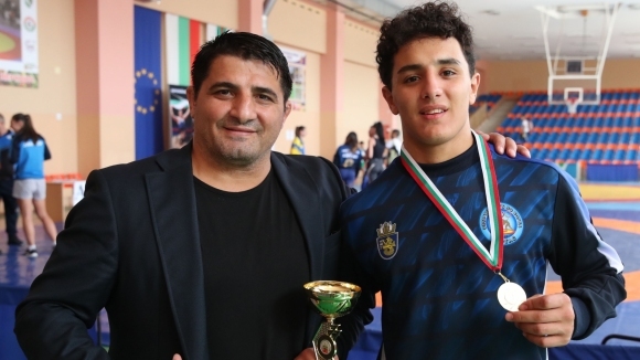 Едмонд Назарян взе купата за най-техничен състезател на държавния личен-отборен