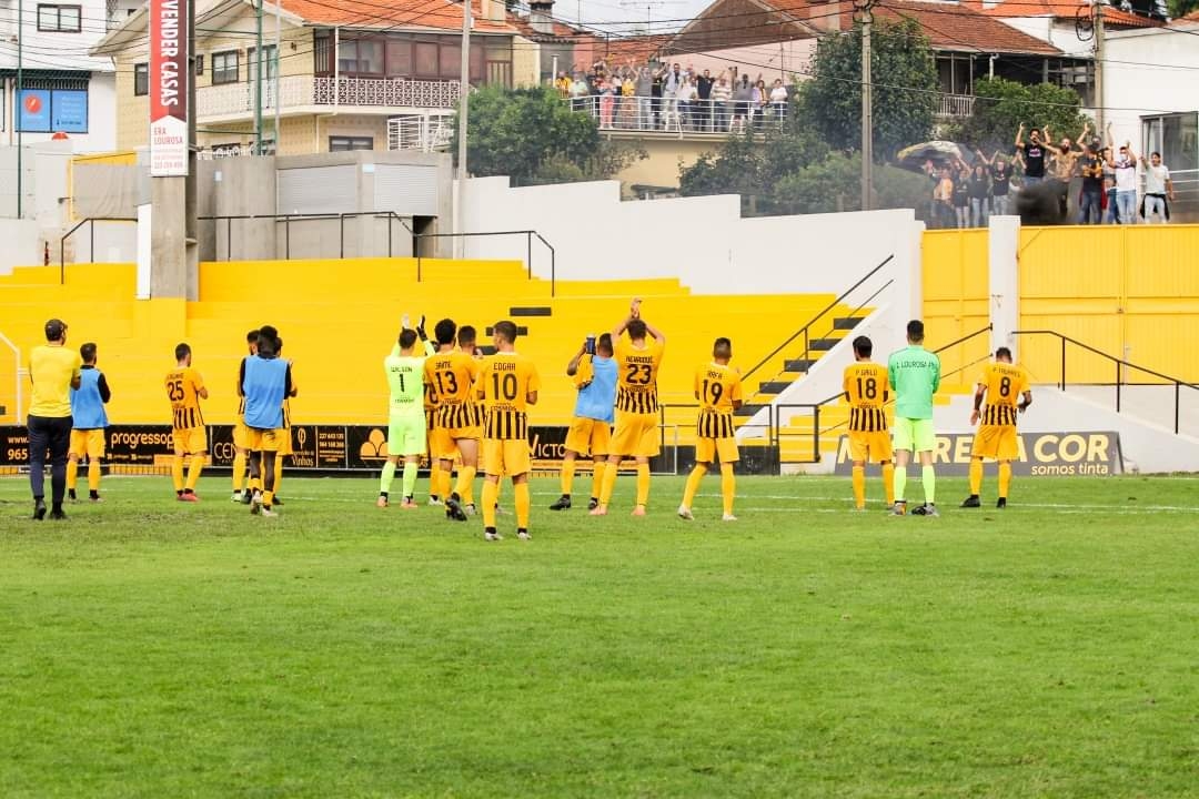 Третодивизионният отбор Лузитания Луроза напусна стадиона пеша след загуба в