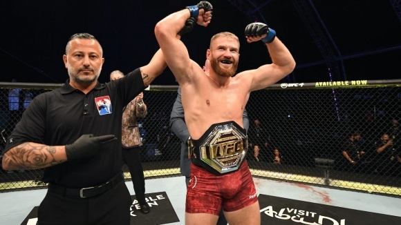Новият шампион в полутежка категория на UFC Ян Блахович се прибра в