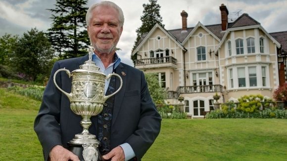 Съсобственикът на Дейвид Голд продаде на търг най стария оцелял трофей
