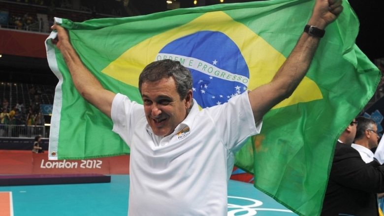Бразилският треньор Жозе Гимараеш по известен като Зе Роберто смени амплоато