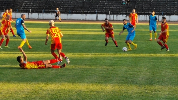 Футболистите на Черноломец Попово загубиха с минималното 1 2 у