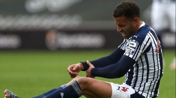 Нападателят Хал Робсън Кану е със счупена ръка и отпада от