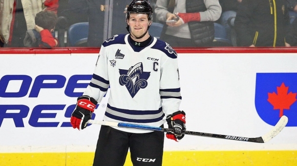 Лявото крило на Римуски Осеаник от Младежката хокейна лига на