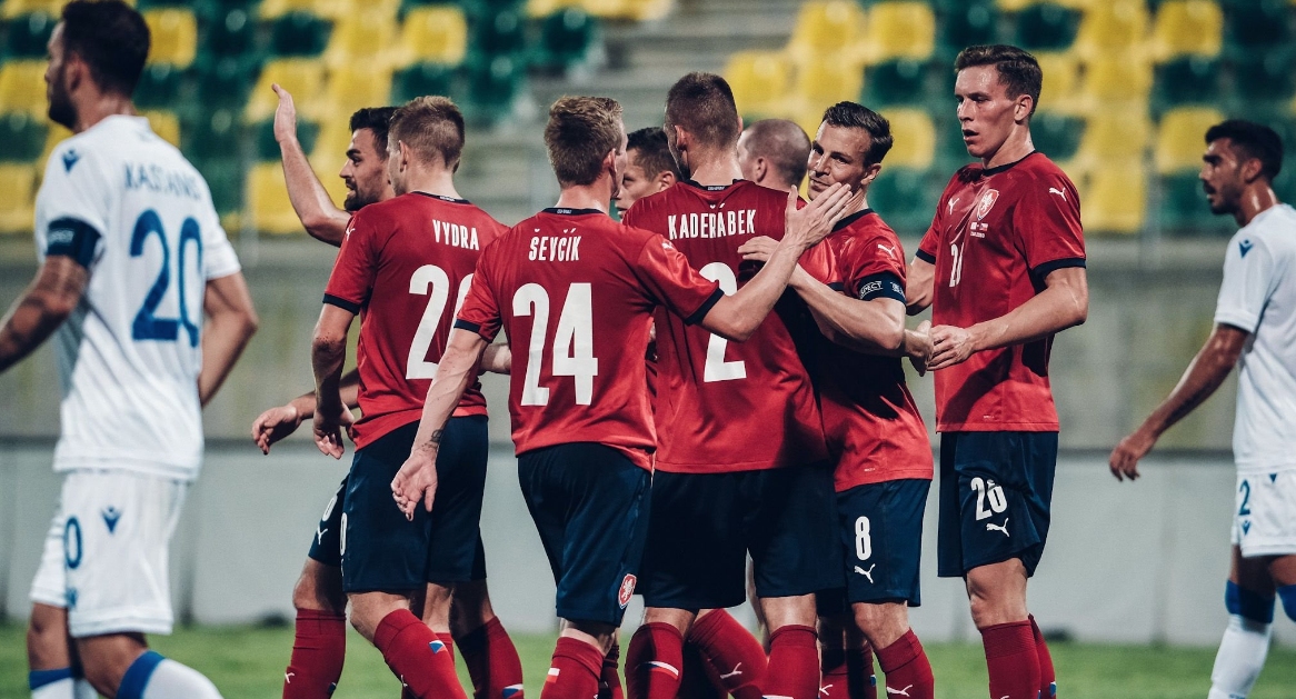Трима футболисти от националния отбор на Чехия са с положителни