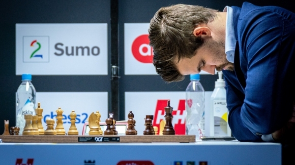 Норвежкият шахматен гений Магнус Карлсен с черните фигури загуби от