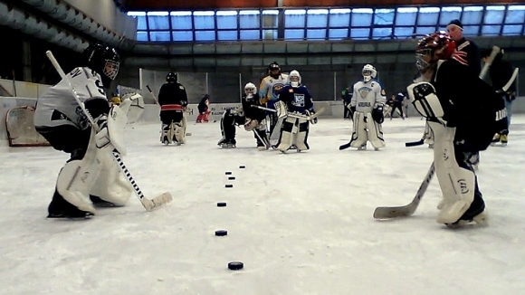 Българската федерация по хокей на лед отложи началото на сезона в