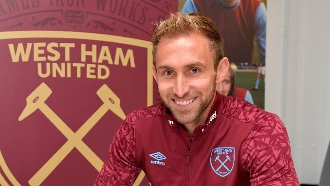 Централният бранител на Уотфорд Крейг Доусън премина под наем в