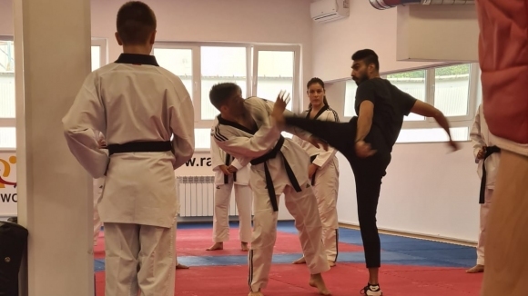 От днес официално Фарзад Золхадри бе назначен за треньор на