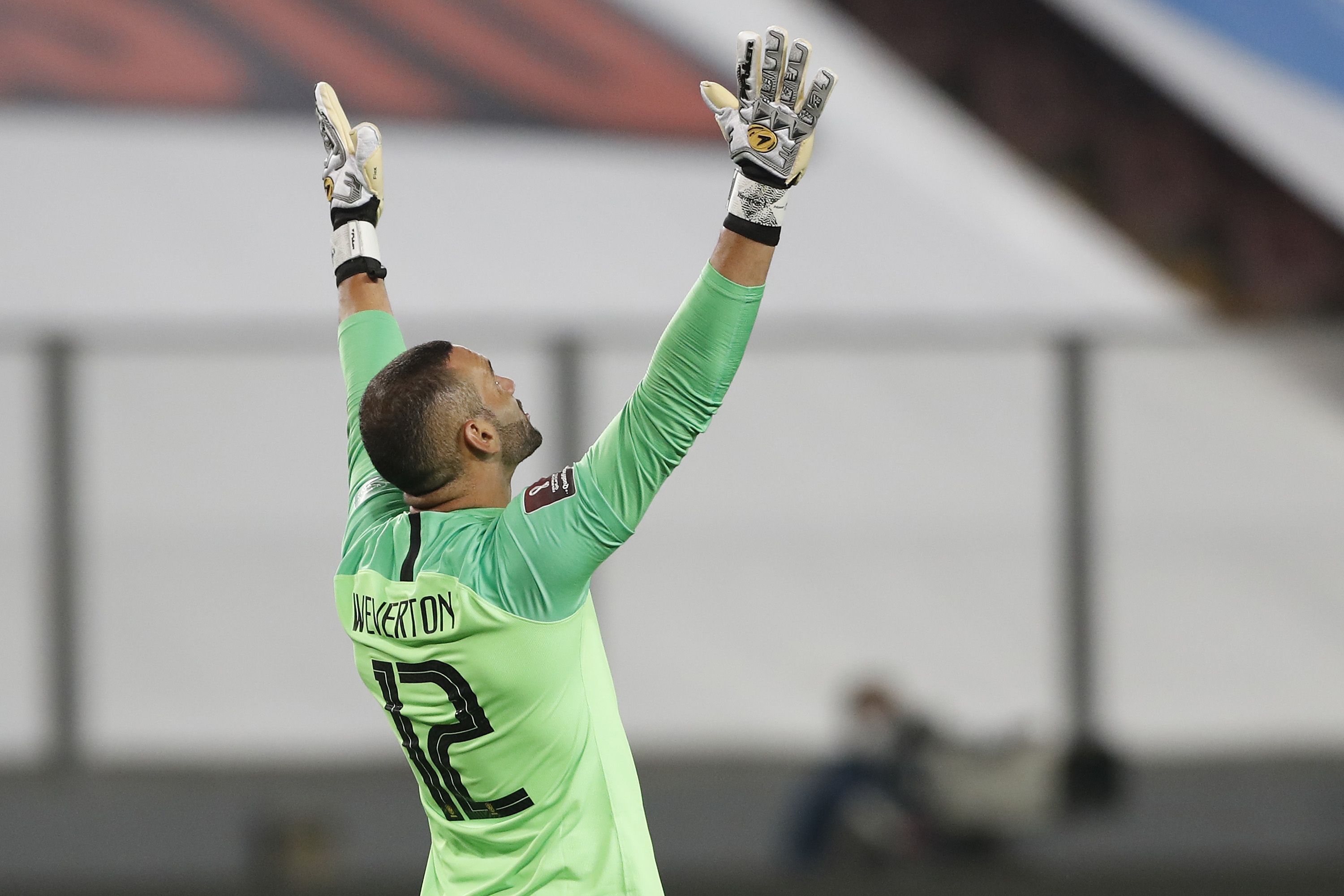 Вратарят на Вевертон беше принуден да изиграе два мача за