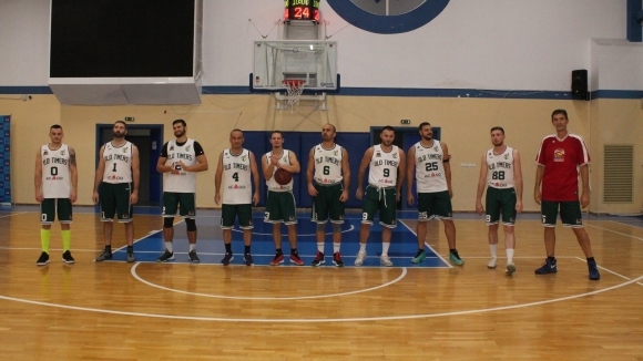 Шампионът на НАЛБ от последните четири години Олд Таймърс изглежда