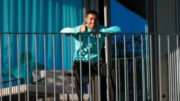 Звездата на не скучае докато е под карантина в дома