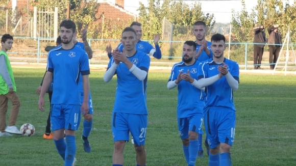 Левски (Лом) победи съименника си от град Левски с 2:0