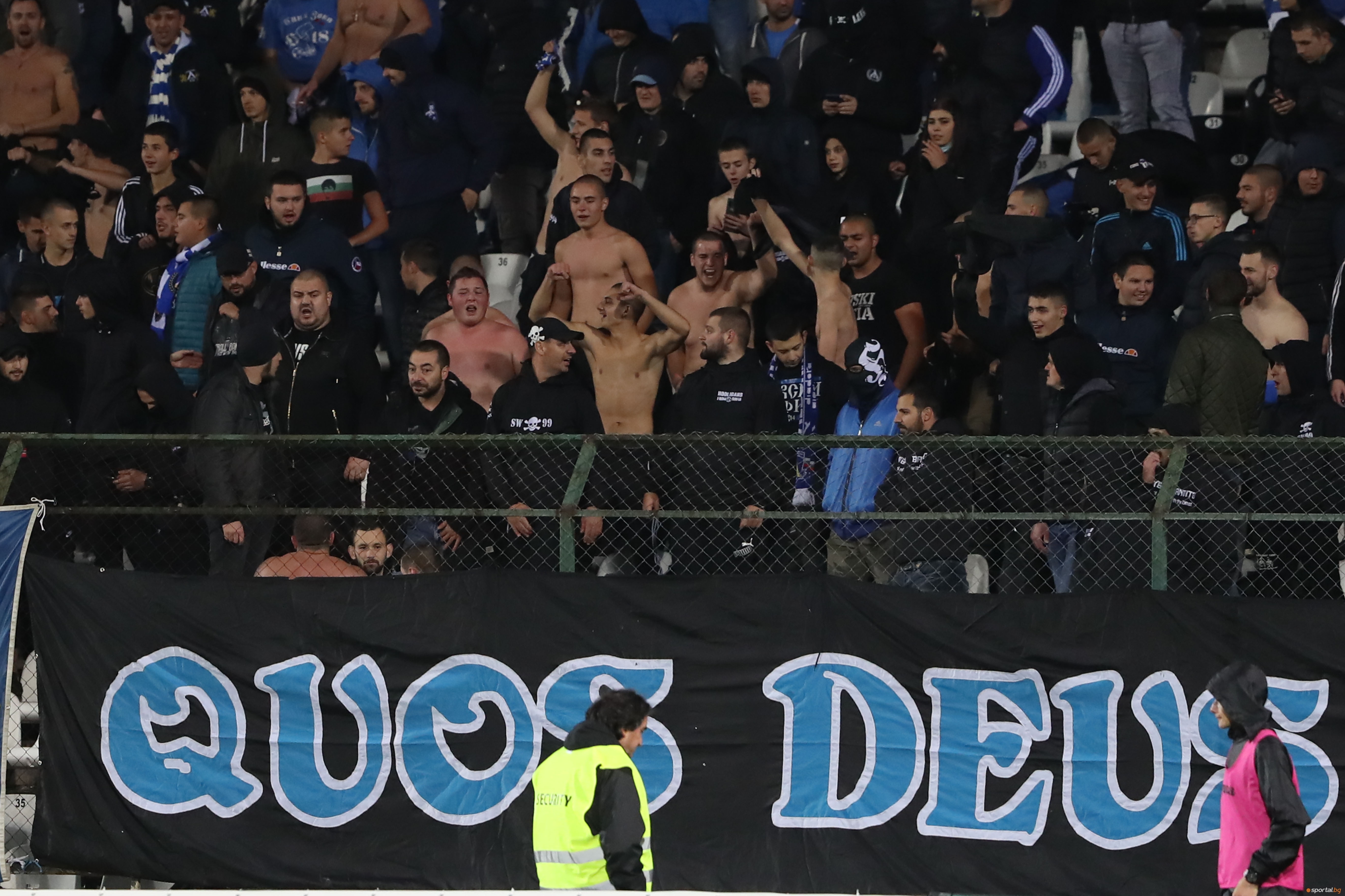 Десетки седалки в гостуващия сектор на стадиона на бяха изпочупени