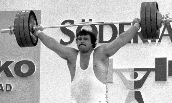 Инициативен комитет предлага във фоайето на спортната зала Дружба в