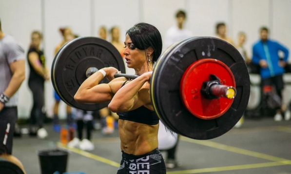 Петкратната шампионка на Русия по вдигане на тежести Амина Масхадова