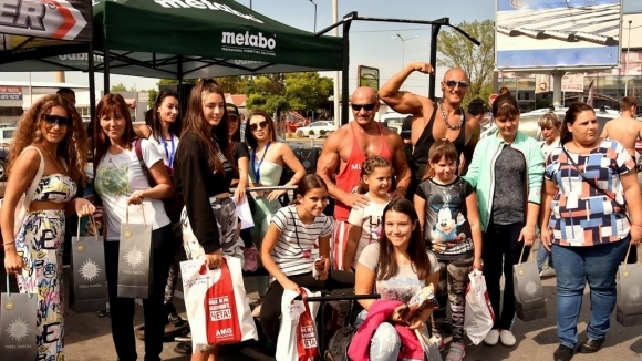 Кирил Вълчев Скалата заедно със сексапилни и атлетични красавици ще