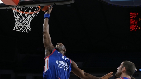 Центърът на Анадолу Ефес Брайънт Дънстън отново напомни на баскетболните