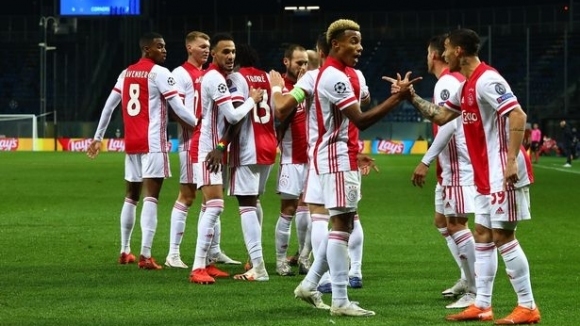 11 футболисти на нидерландския футболен клуб Аякс са заразени с