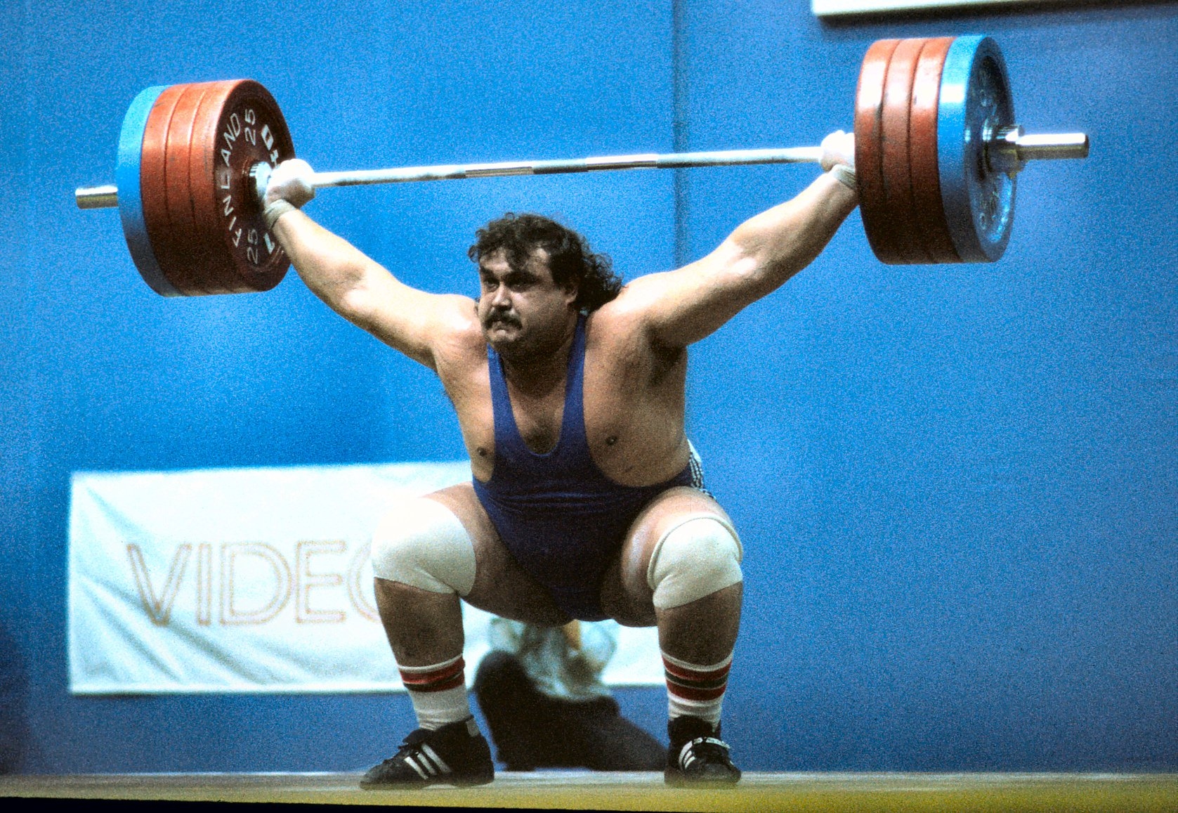 Възпоменателна плоча в памет на двукратния световен и европейски шампион