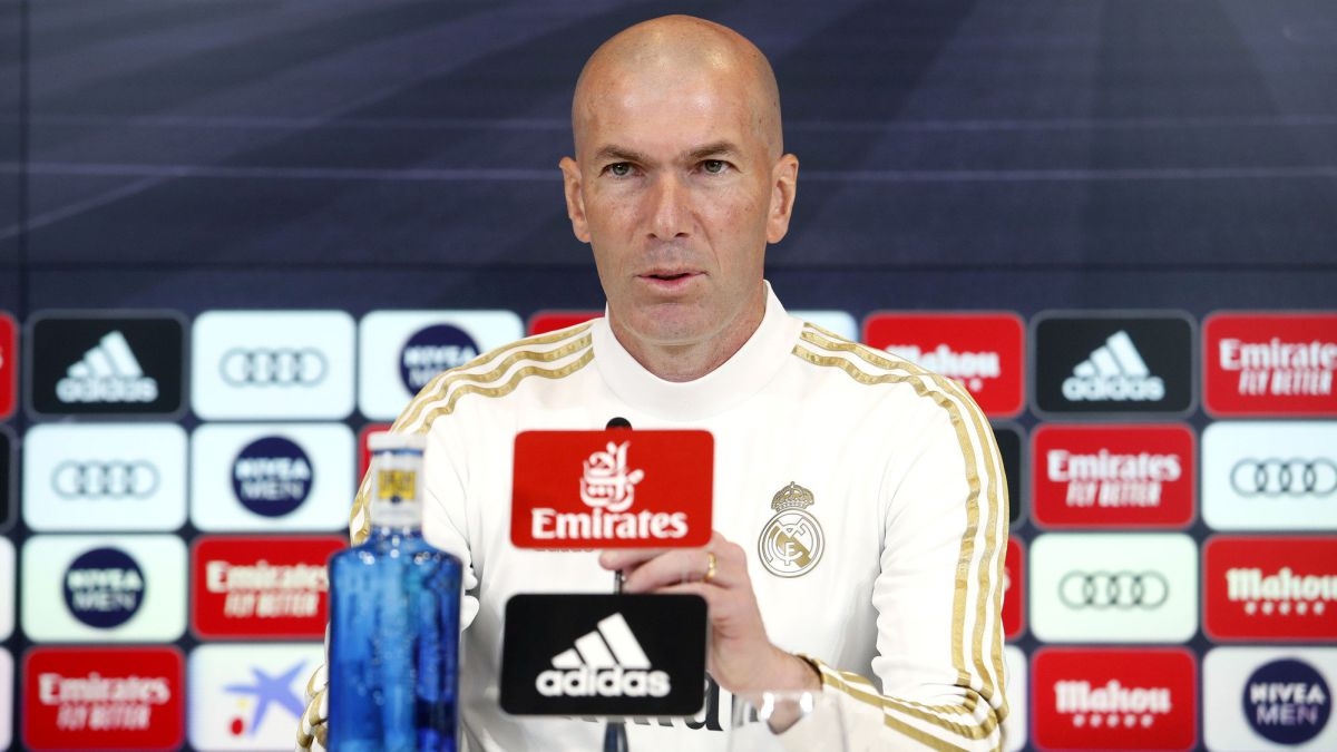 Старши треньорът на Реал Мадрид Зинедин Зидан трябва да се