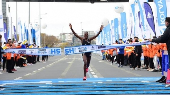 Кенийците Диана Чемтай Кипиокей и Бърнард Санг спечелиха маратона на