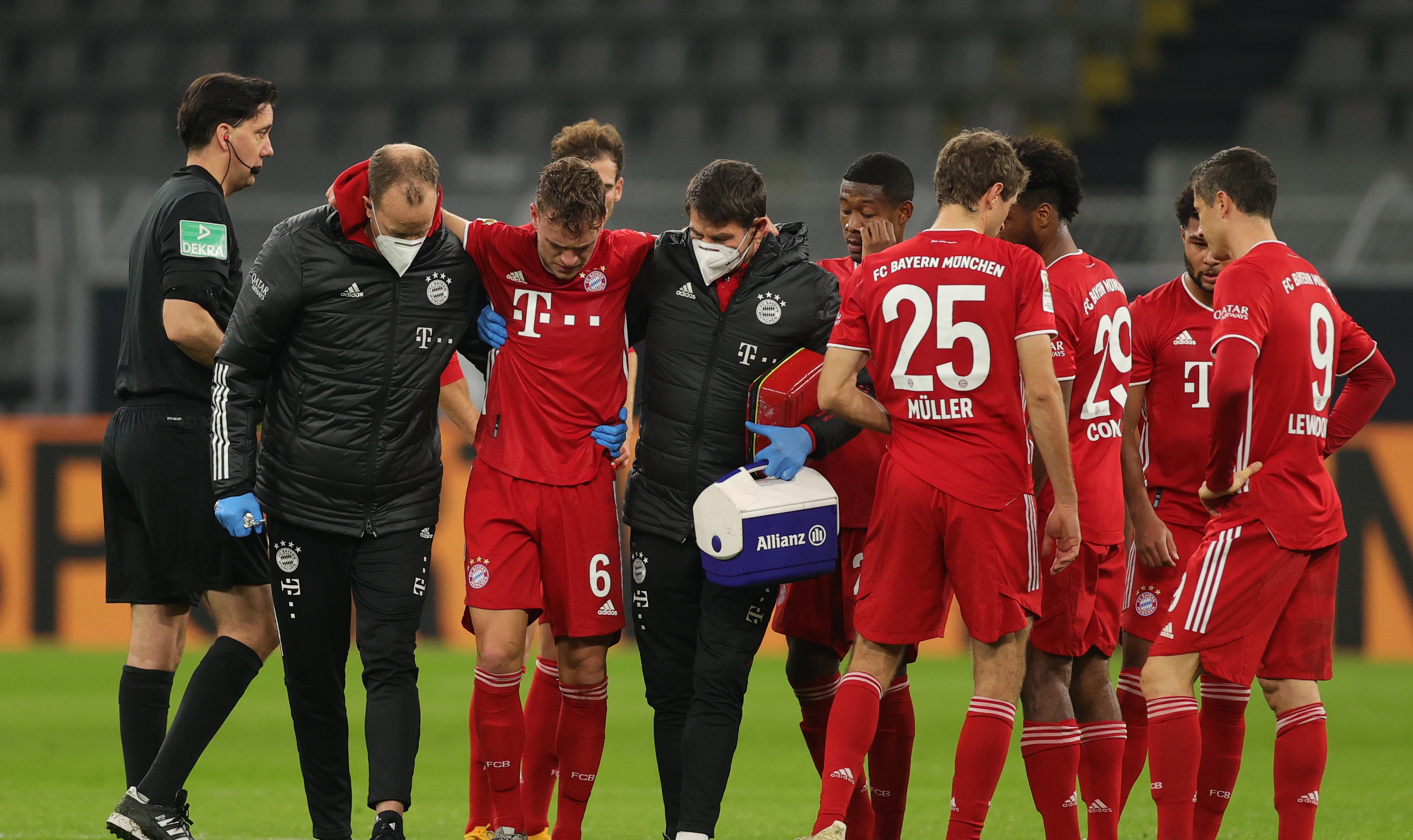 Германският национал Йошуа Кимих претърпя операция в неделя вечер съобщиха