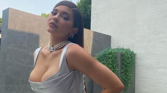 Тя определено знае как да привлича вниманието И Кайли Дженър