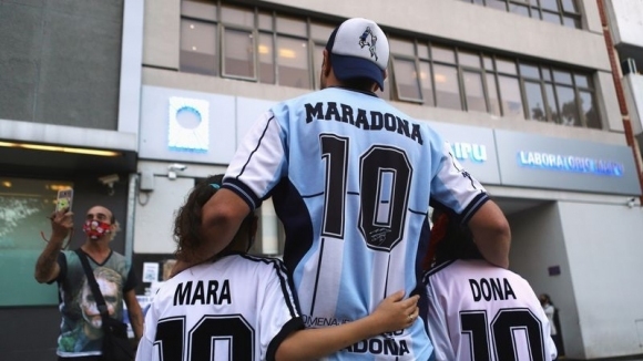 Аржентинската футболна легенда Диего Марадона се възстановява добре от операция