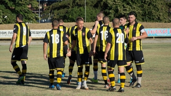 Футболистите на Ботев Нови пазар победиха с 2 1 Тополи 2010