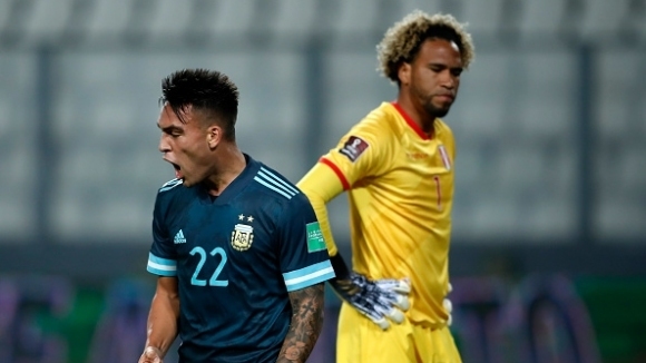 Аржентина победи с 2 0 като гост Перу и продължава без